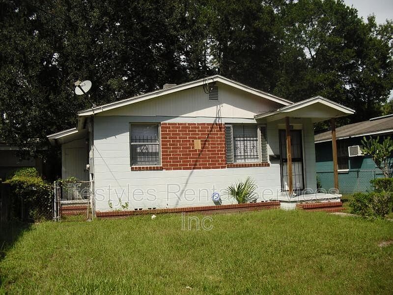1st image of 1495 W 24th St