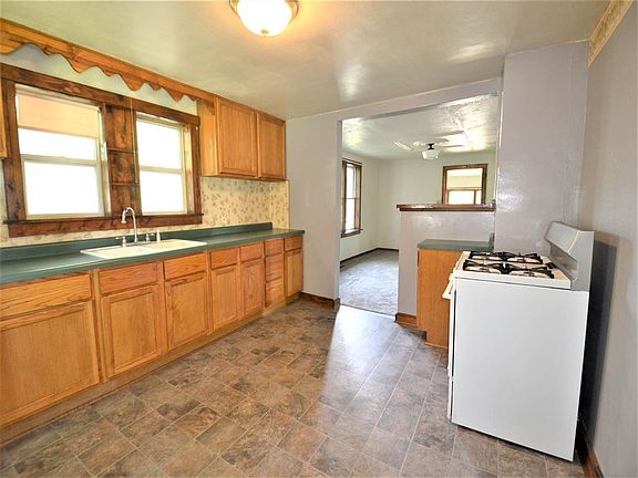 3rd image of 621 Hill St