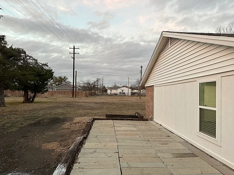406 E Hunt St — Photo 4