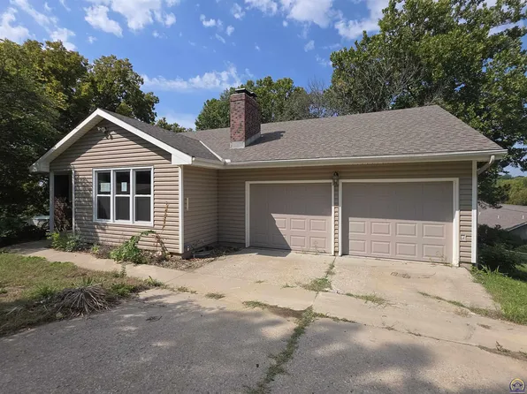 5001 NW Pueblo Ct, Topeka, KS 66618