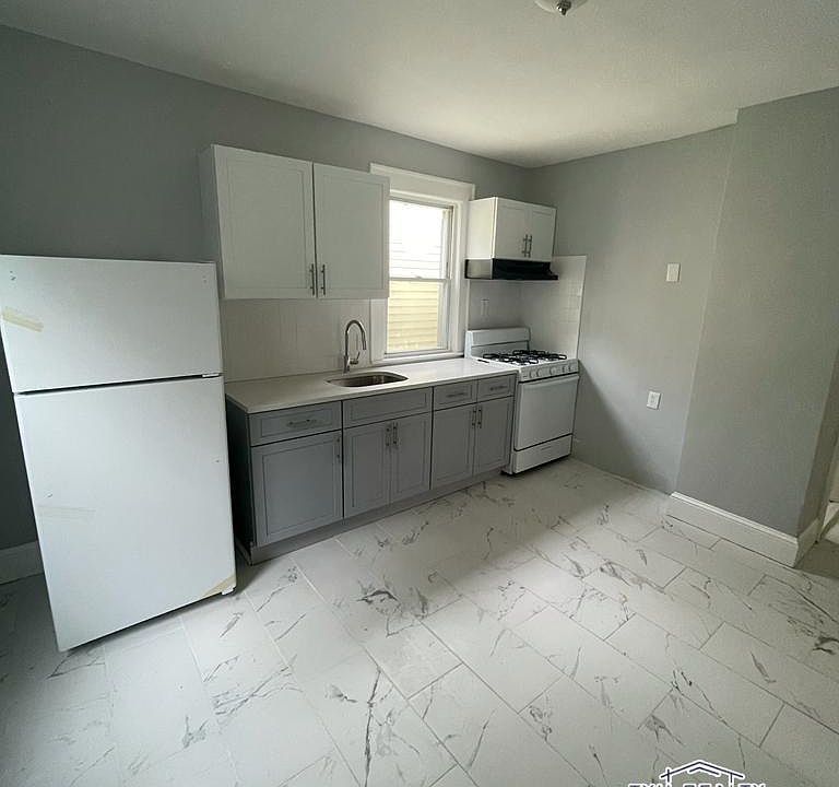 1st image of 390 Myrtle Ave #1