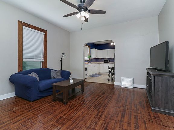 3rd image of 609 E Market St