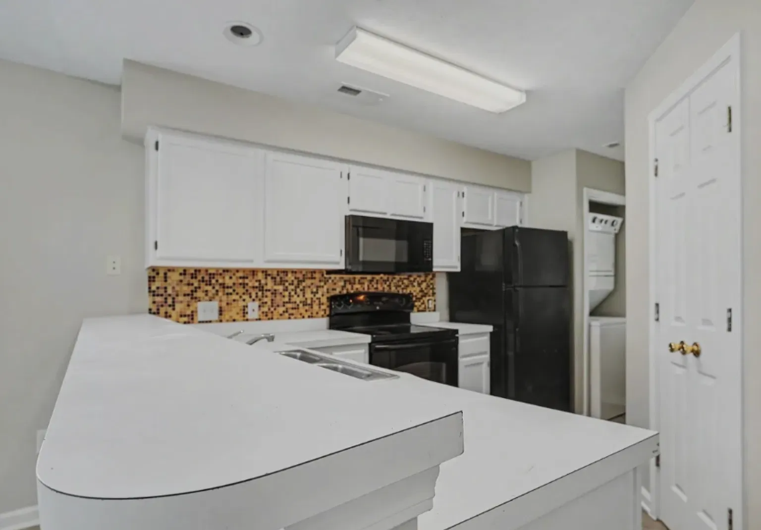Beautifully Updated 2 bed 2 bath Condo — Photo 2