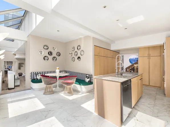 301 East 52nd Street image 7 of 16