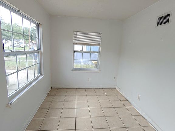 3rd image of 3252 Myra St