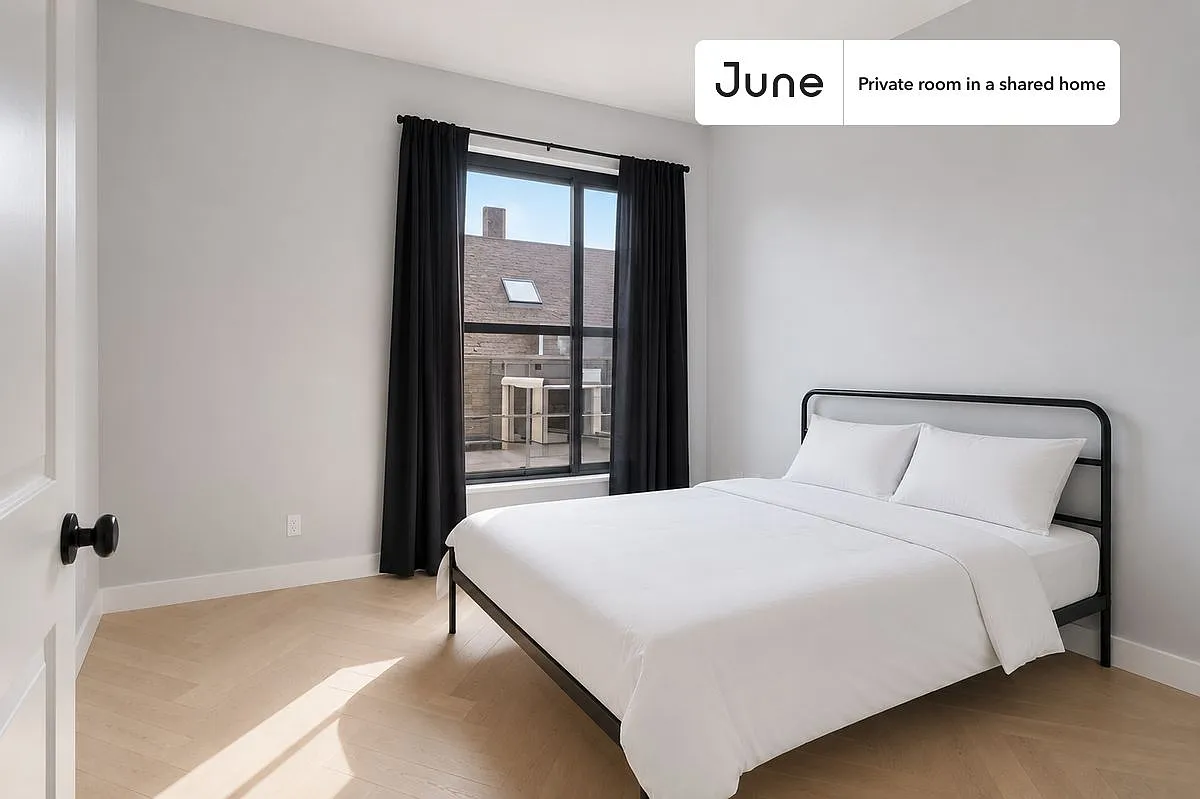 Queen bedroom in 4 bed/2 bath home in Allston #535 D — Photo 1
