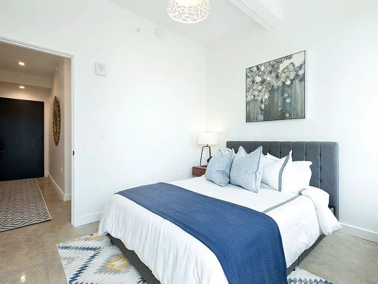 880 Bergen Ave — Photo 14