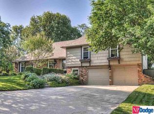 9253 Pine Cir, Omaha, NE 68124