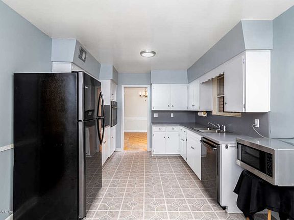 2nd image of 1039 Cathcart St