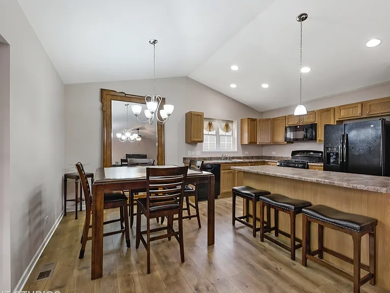 1114 Monroe Ave — Photo 4