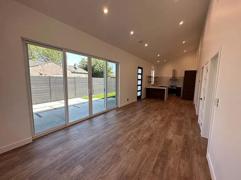 1845 N Screenland Dr — Photo 11