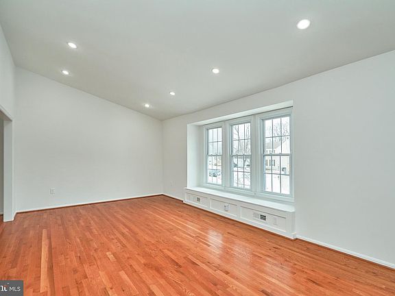 5th image of 13715 Eastcliff Cir