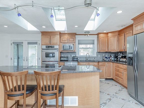 5th image of 24 Willowbrae Dr