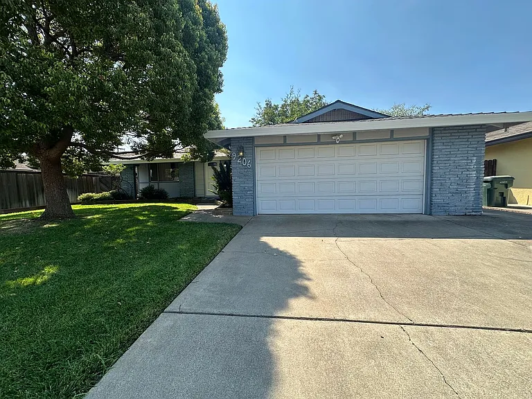 9206 Thilow Dr — Photo 2