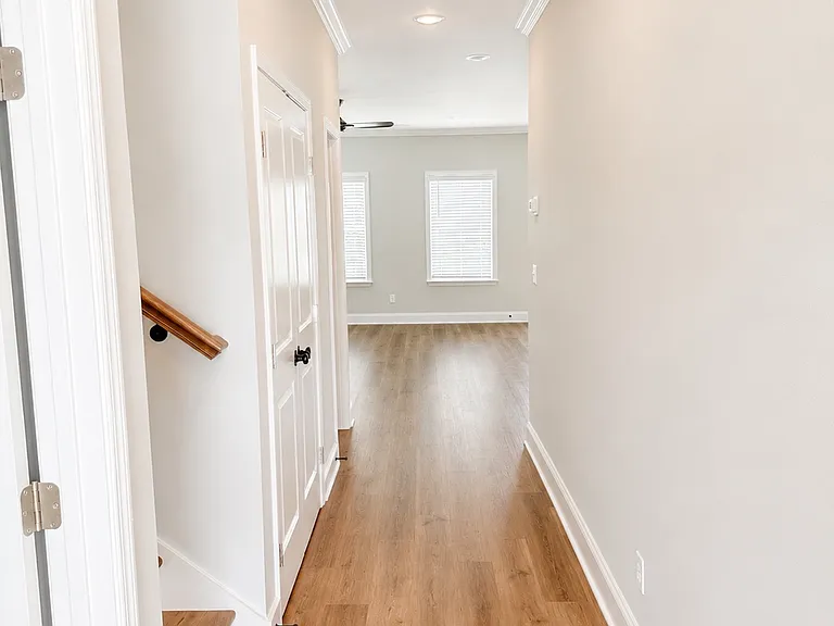 1920 Clearview Dr — Photo 2