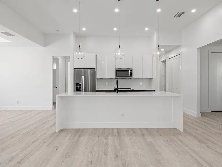 2107 SW 39th St — Photo 28