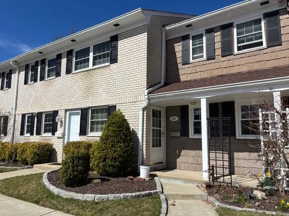 257 Village Drive #257, Hauppauge, NY 11788