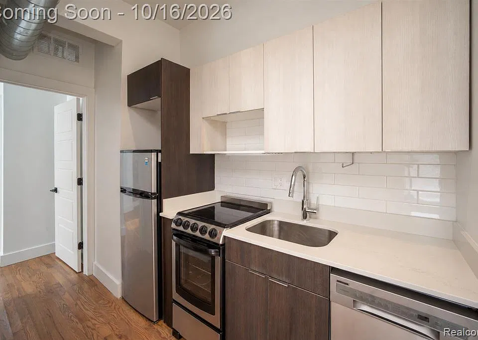 3143 Trumbull St #203