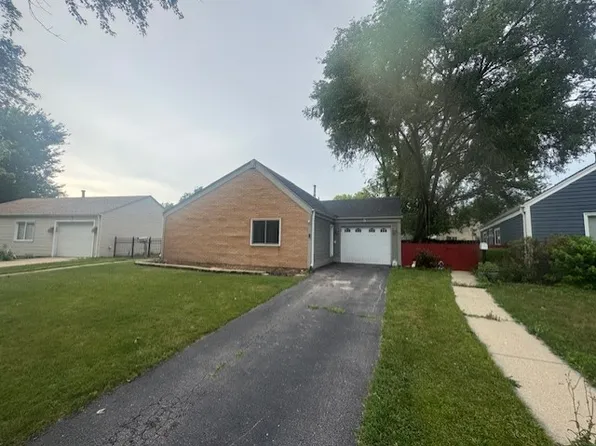 5 Denham Dr, Montgomery, IL 60538