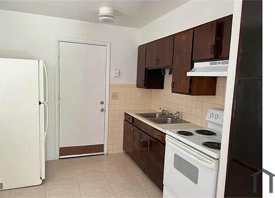 2 bed, 7856 sqft, $1,700 — Photo 2