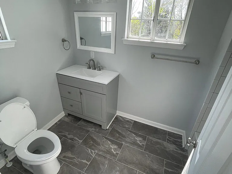Full Bathroom 1