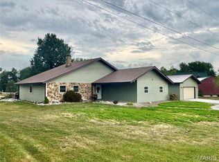49374 Laura Dr, Hannibal, MO 63401