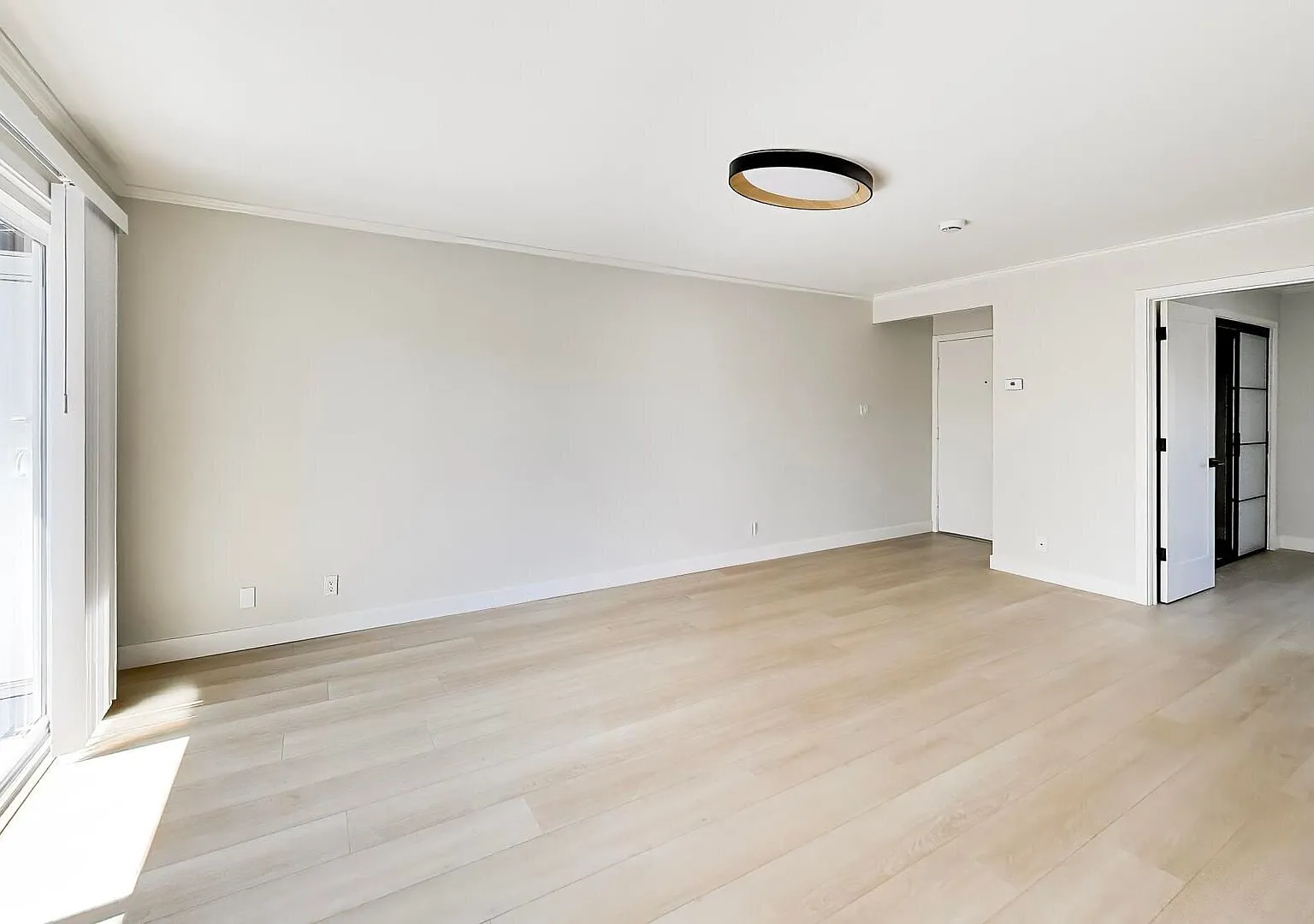 Newly Renovated 1 Bedroom Apartment ~ Downtown Burlingame — Photo 2