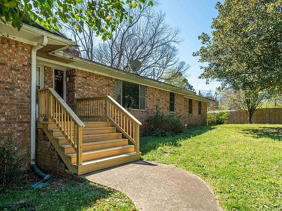 3rd image of 225 Watkins Ln