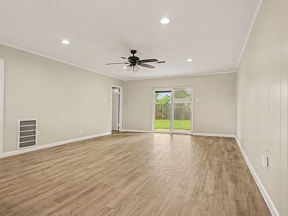 4th image of 2329 Pickerton Dr