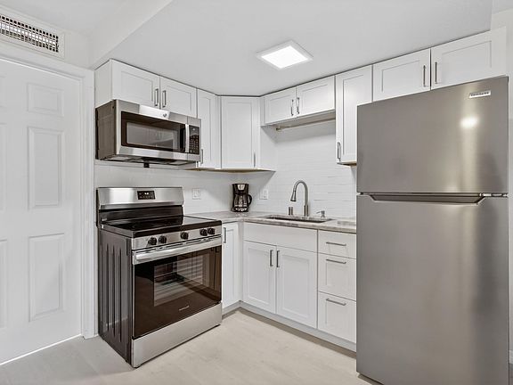 5th image of 2305 Tamarind Dr APT 9