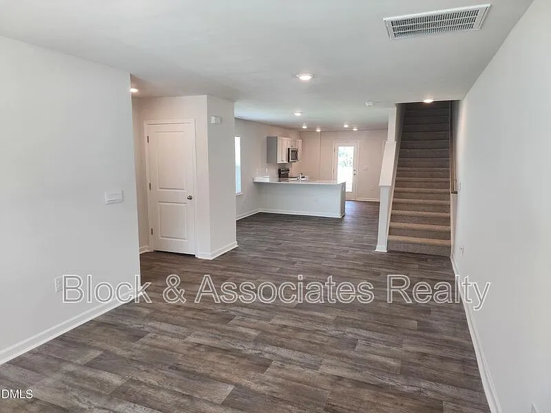 3 bed, 2.5 bath, $2,000 — Photo 2