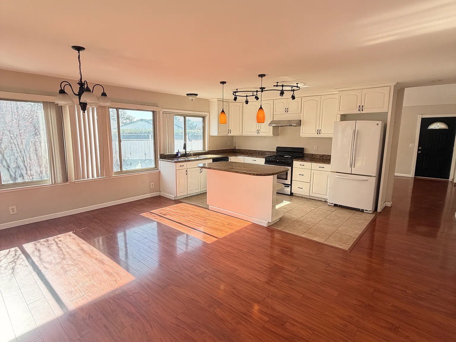 5 bed, 2236 sqft, $5,395 — Photo 4