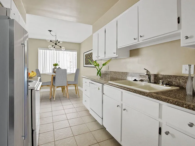 115 Doheny Apartments — Photo 17