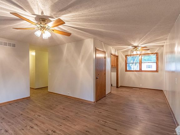5th image of 205 Hartland Ave