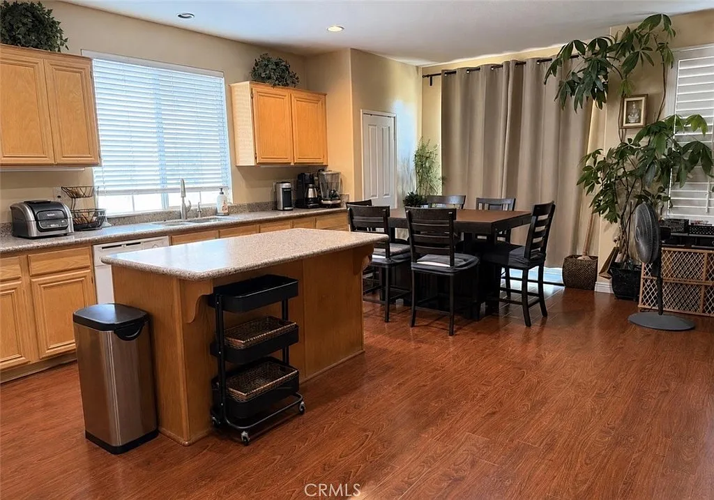 5 bed, 2.5 bath, 2700 sqft, $6,000 — Photo 4
