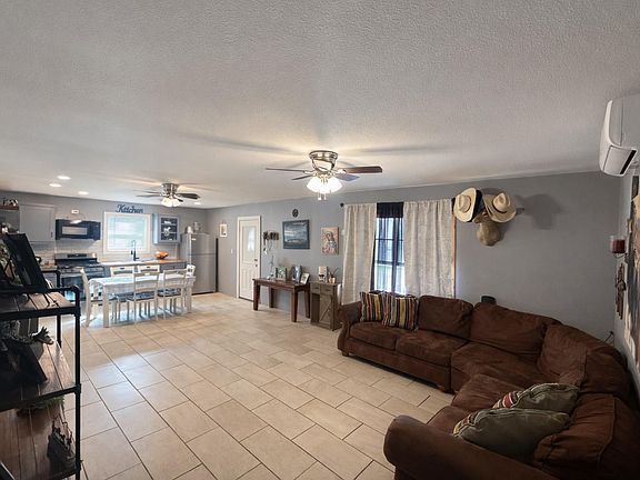 3rd image of 1010 Clay Cir