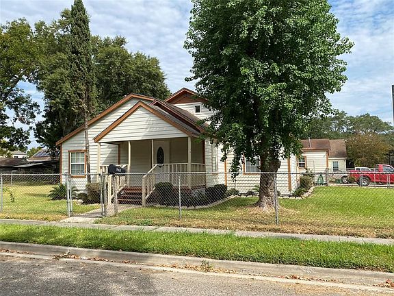 3rd image of 606 E Wright Ave