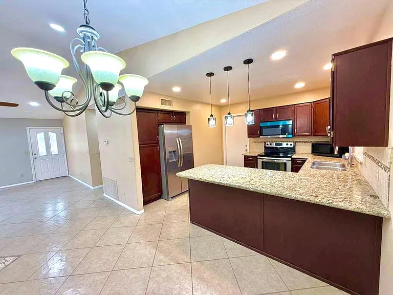 7568 W Kerry Ln — Photo 4