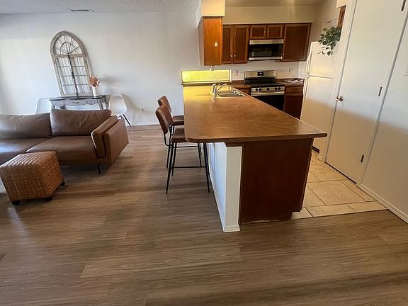3rd image of 6817 Vivian Dr NE