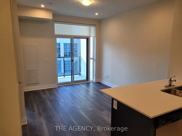 16 Concord Pl #533, Grimsby, ON L3M 0J1