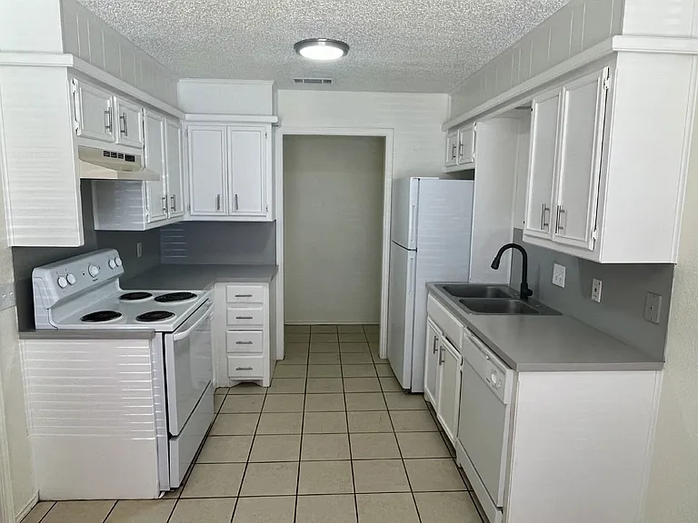 9610 Elmwood Ave #B — Photo 2