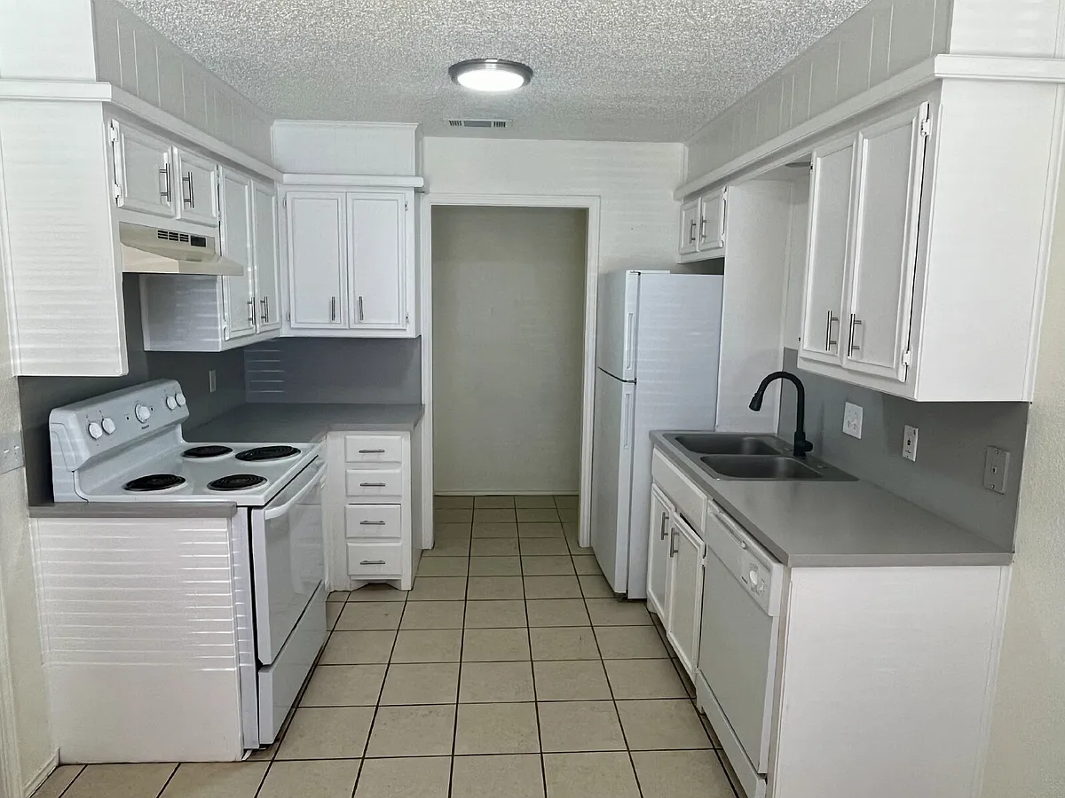 Building Photo - 9610 Elmwood Ave #B