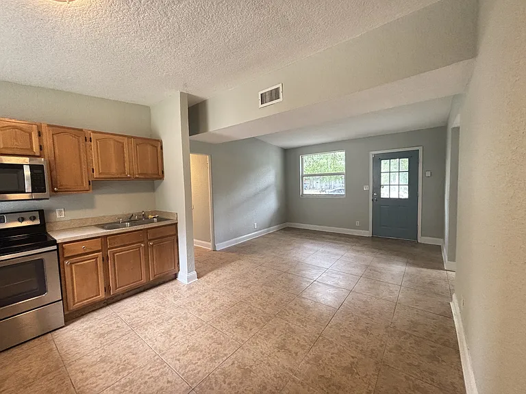 10615 Biscayne Blvd — Photo 6