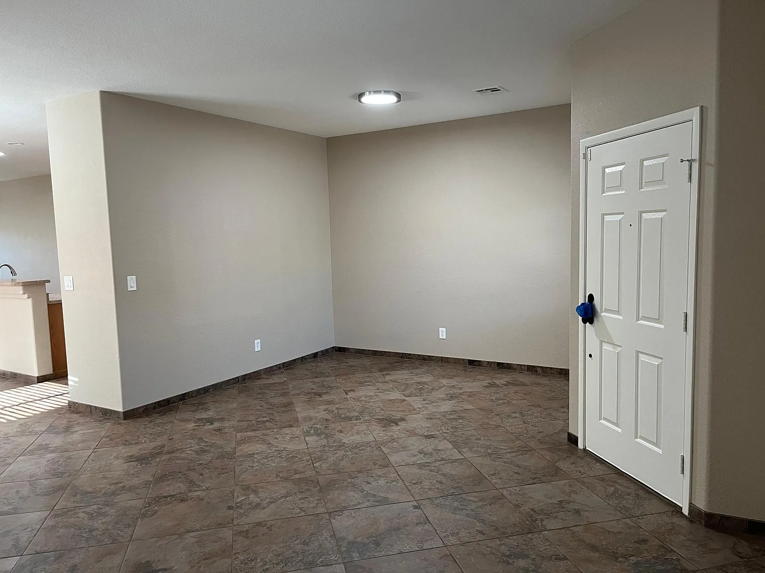 4 bed, 2205 sqft, $2,400 — Photo 4