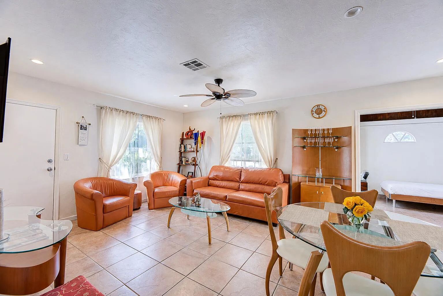 2 bed, 1.0 bath, 1650 sqft, $2,100 — Photo 2