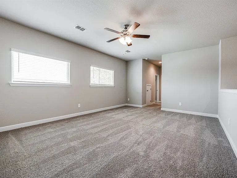 Spare room with carpet and ceiling fan