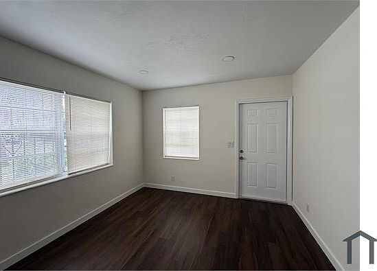 3rd image of 5201 Pinewood Ave