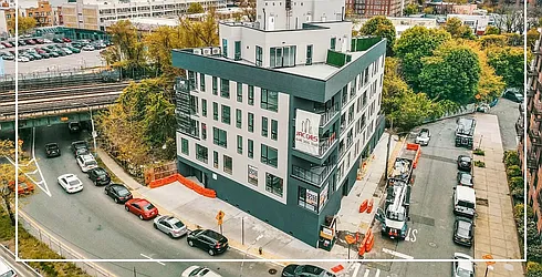 2735 East 13th Street in Brighton Beach