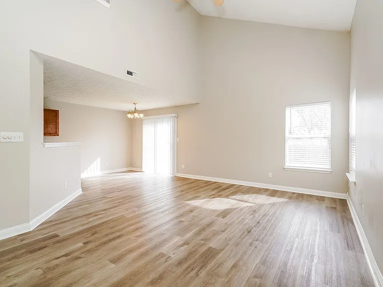 4487 Connaught East Dr — Photo 4