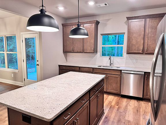 5th image of 132 Lake Forest Dr